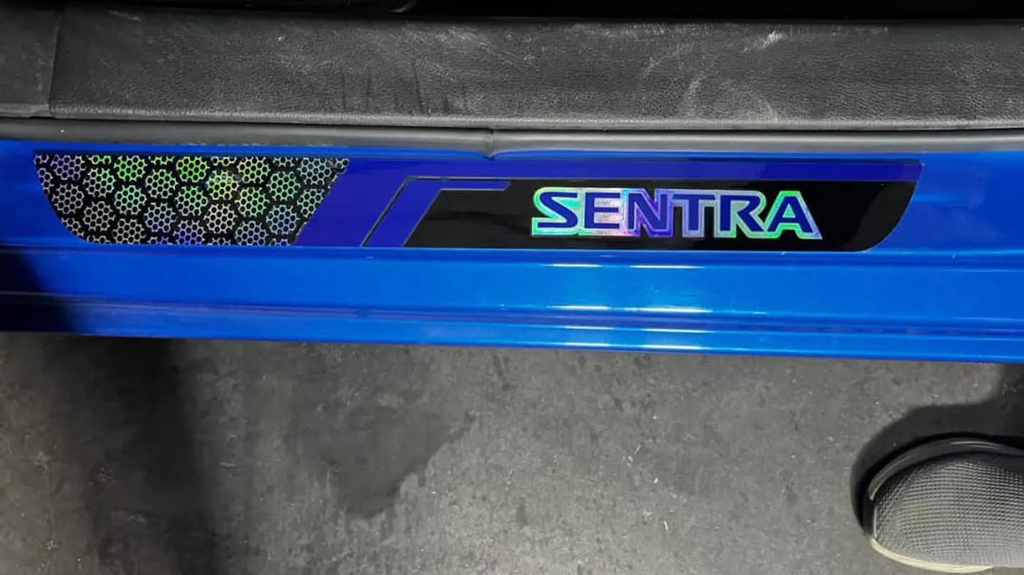 Cubre zócalos/pisadera multifunción acrílico - Nissan Sentra 6