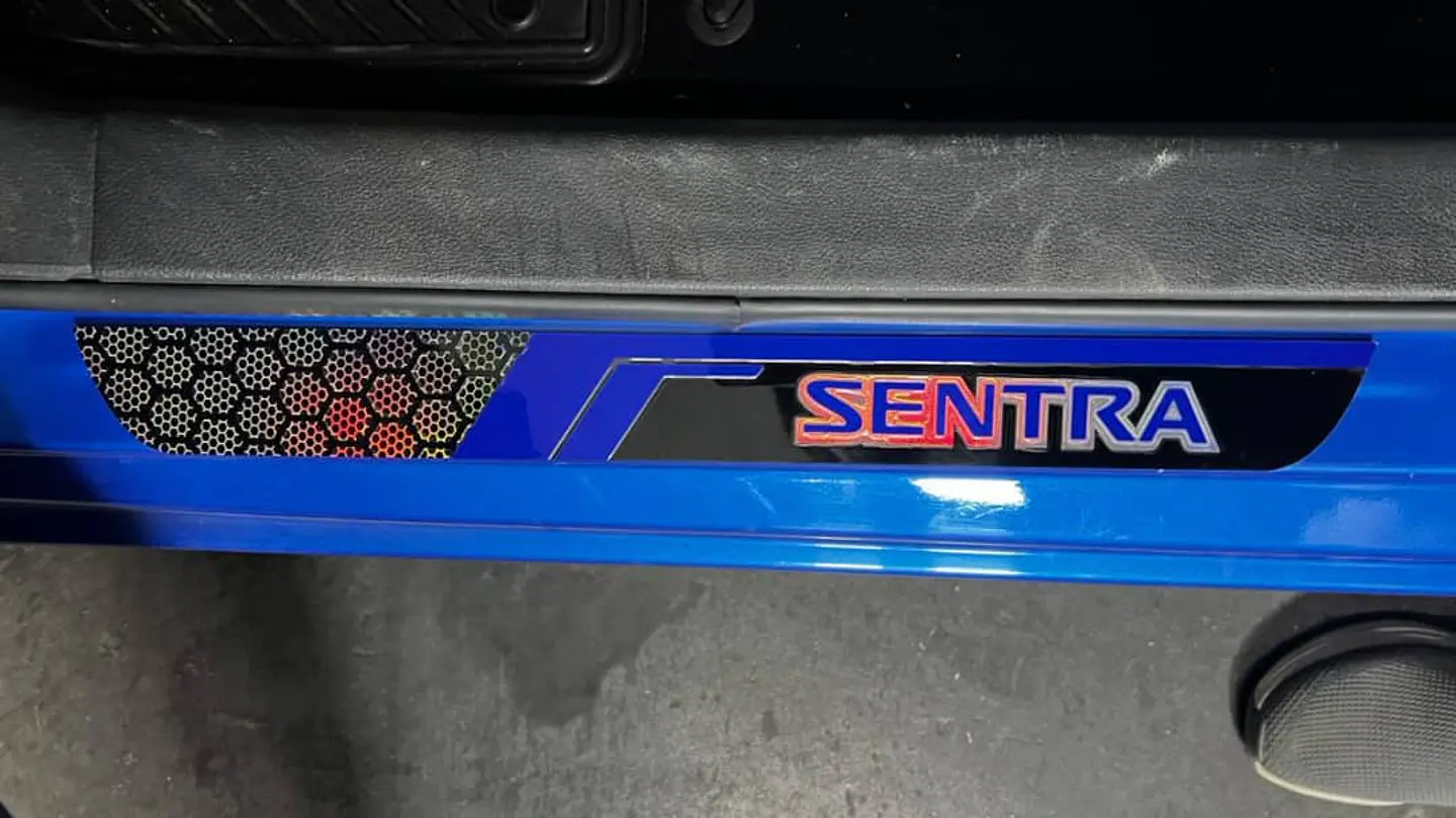 Cubre zócalos/pisadera multifunción acrílico - Nissan Sentra 10
