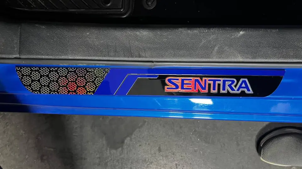Cubre zócalos/pisadera multifunción acrílico - Nissan Sentra 10