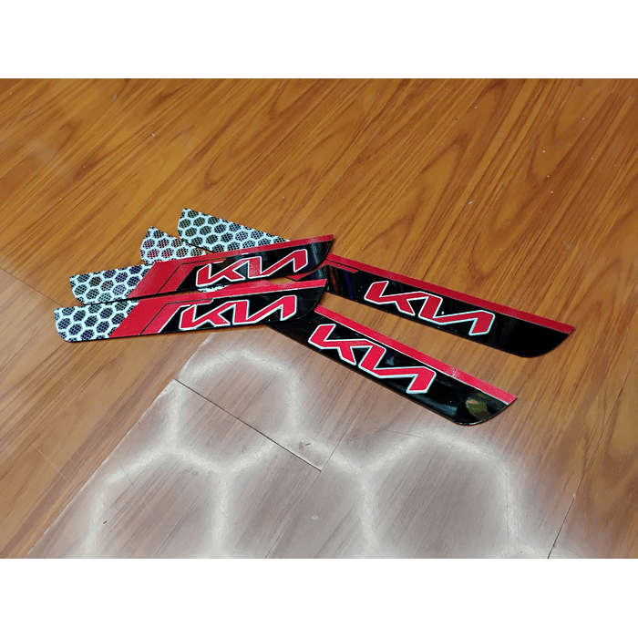 ¡Oferta de liquidación! Cubre Zócalos / Pisadera Multifunción en Acrílico Protector para Autos Universal Kia logo nuevo 16