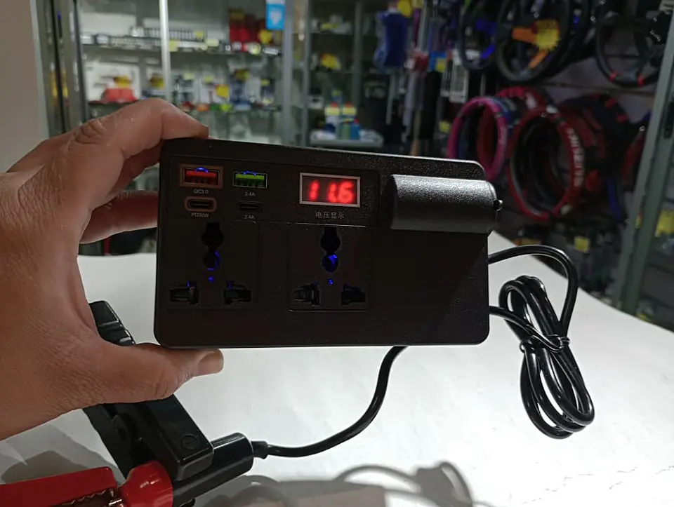 LIQUIDACION Inversor 200W para Auto 12V/24V a 220V AC 4