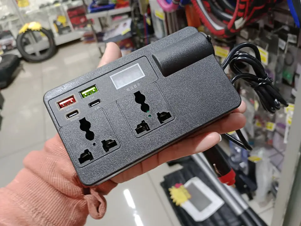 LIQUIDACION Inversor 200W para Auto 12V/24V a 220V AC 19