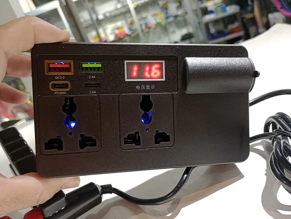 LIQUIDACION Inversor 200W para Auto 12V/24V a 220V AC 25