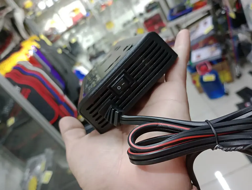 Inversor de Corriente para autos 12V/24V a 220V AC 200W 9