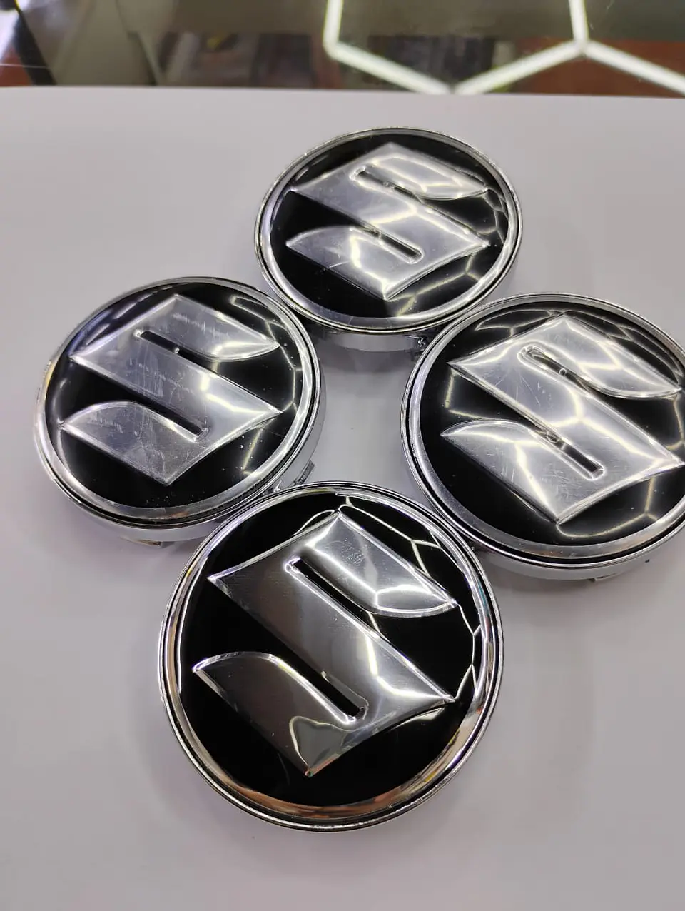 Set x4 Tapas para Centro de Llantas Suzuki borde plata 6