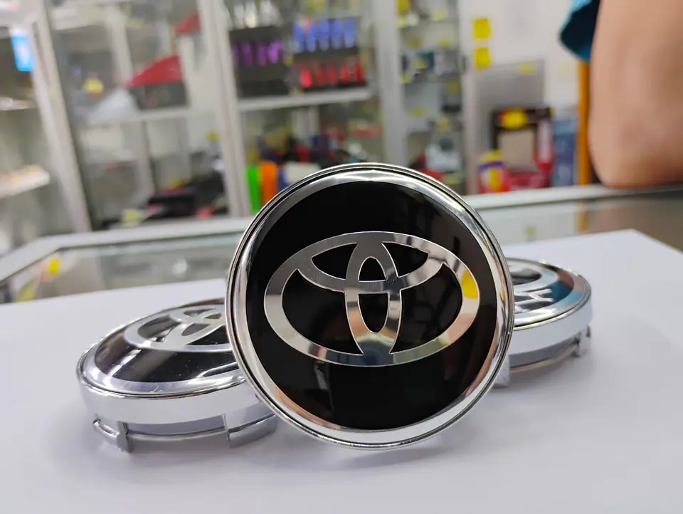 Set x4 Tapas para Centro de Llantas TOYOTA borde plata 3