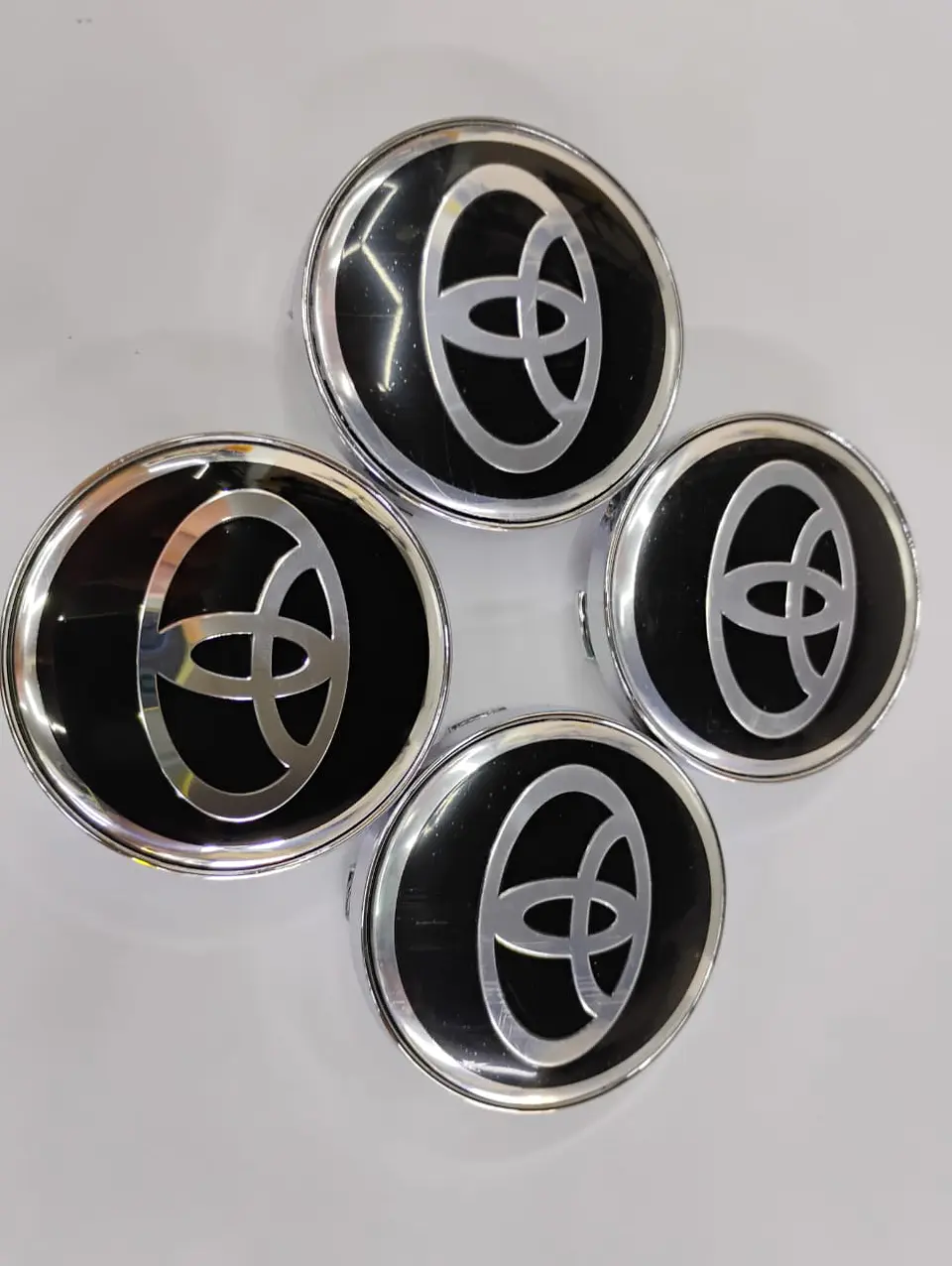 Set x4 Tapas para Centro de Llantas TOYOTA borde plata 5