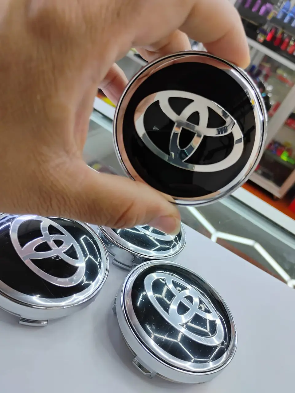 Set x4 Tapas para Centro de Llantas TOYOTA borde plata 6