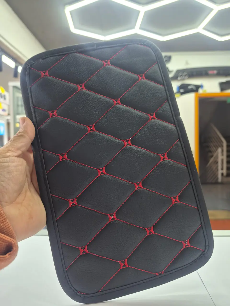Funda para apoyabrazos auto eco cuero universal hilo rojo 3