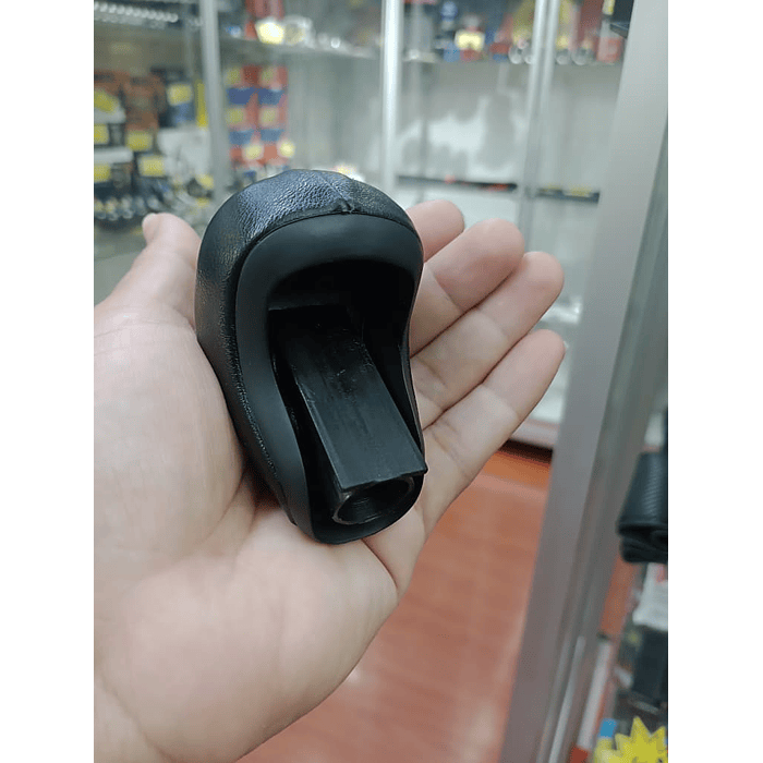 Pomo  perilla de Cuero para Palanca 6 Velocidades con reversa por primera negro con borde plata  🔥 Precio: $24990 pesos 3