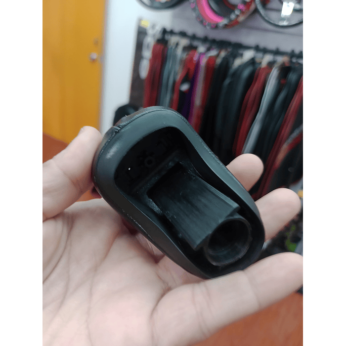 Pomo  perilla de Cuero para Palanca 6 Velocidades con reversa por primera negro con borde plata  🔥 Precio: $24990 pesos 12