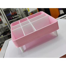 Organizador de plástico con compartimentos, diseñado típicamente para cosméticos, maquillaje  Medidas 14cm x 10cm x 8cm x 4.5cm