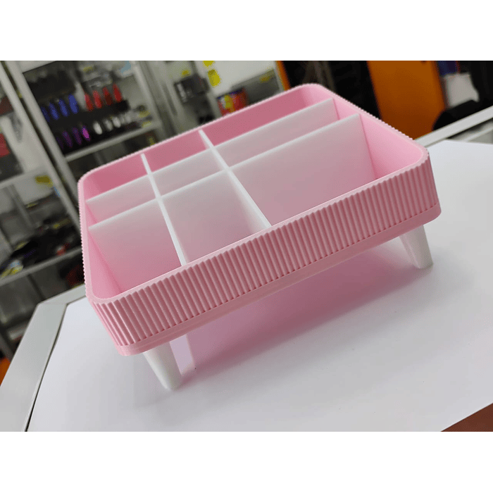 Organizador de plástico con compartimentos, diseñado típicamente para cosméticos, maquillaje  Medidas 14cm x 10cm x 8cm x 4.5cm 1