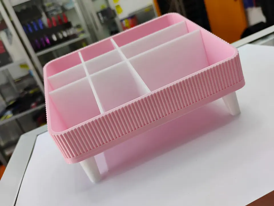 Organizador de plástico con compartimentos, diseñado típicamente 1