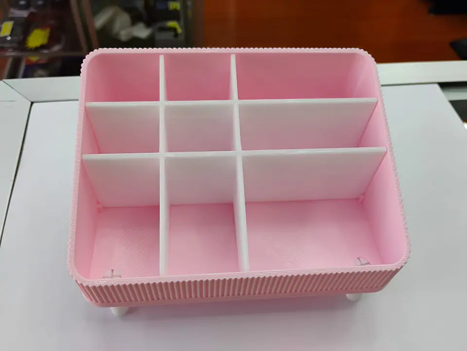 Organizador de plástico con compartimentos, diseñado típicamente 2