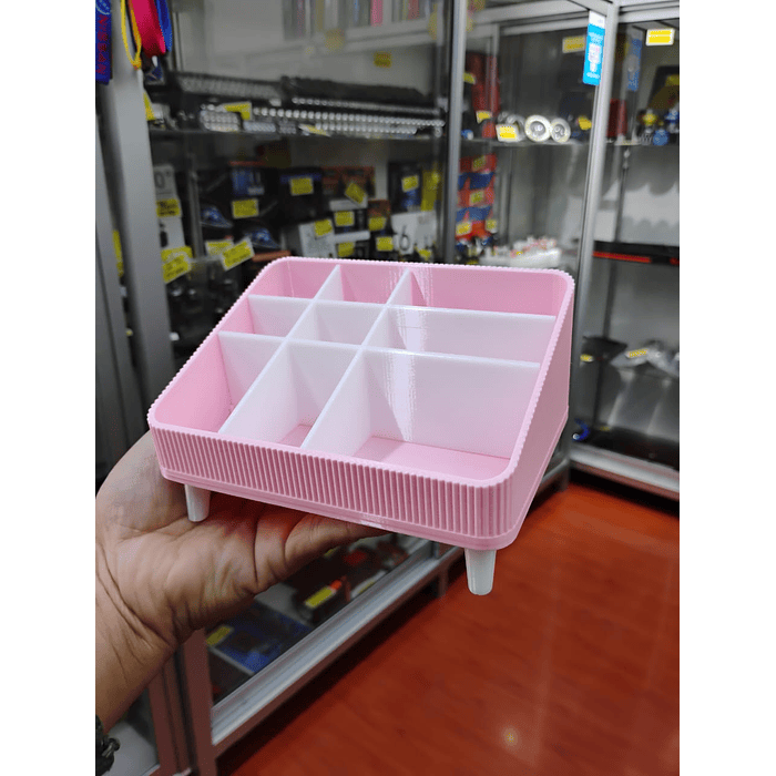 Organizador de plástico con compartimentos, diseñado típicamente para cosméticos, maquillaje  Medidas 14cm x 10cm x 8cm x 4.5cm 3