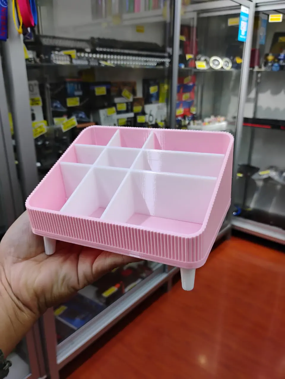 Organizador de plástico con compartimentos, diseñado típicamente 3