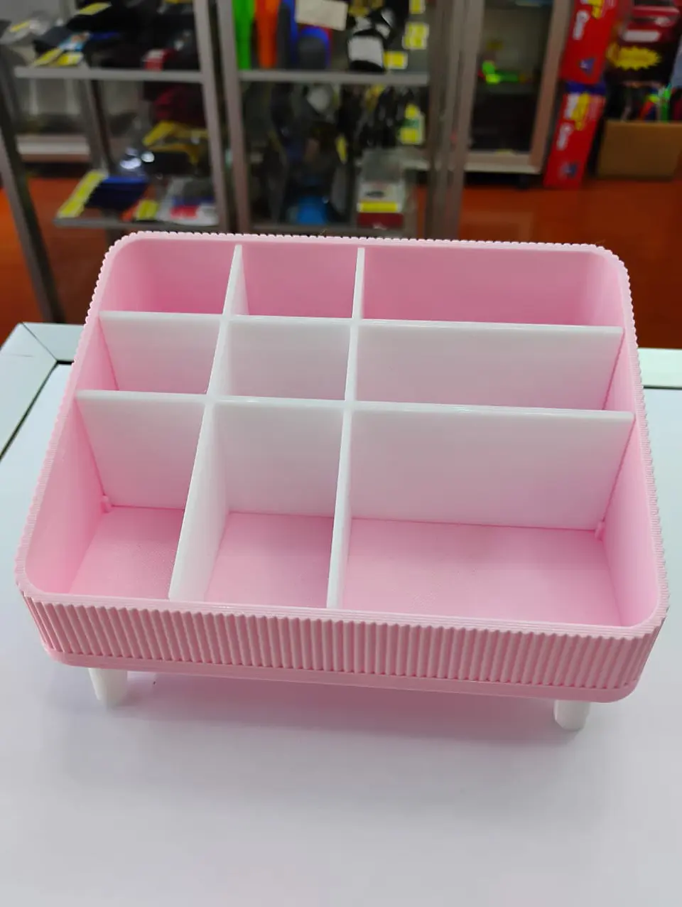 Organizador de plástico con compartimentos, diseñado típicamente 4