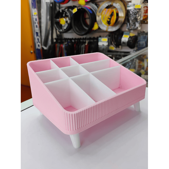 Organizador de plástico con compartimentos, diseñado típicamente para cosméticos, maquillaje  Medidas 14cm x 10cm x 8cm x 4.5cm 5