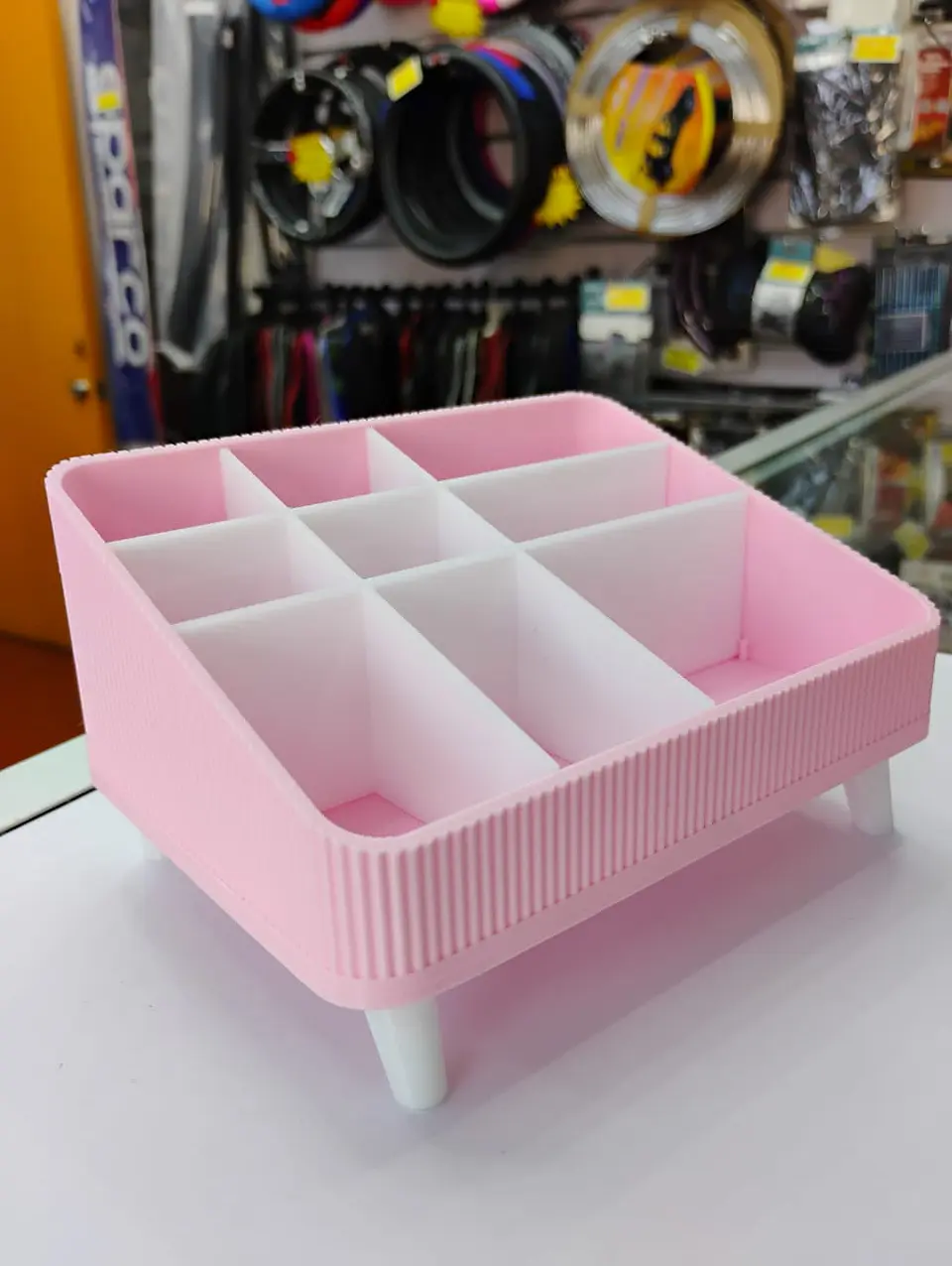 Organizador de plástico con compartimentos, diseñado típicamente 5
