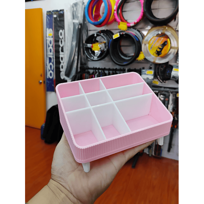 Organizador de plástico con compartimentos, diseñado típicamente para cosméticos, maquillaje  Medidas 14cm x 10cm x 8cm x 4.5cm 6