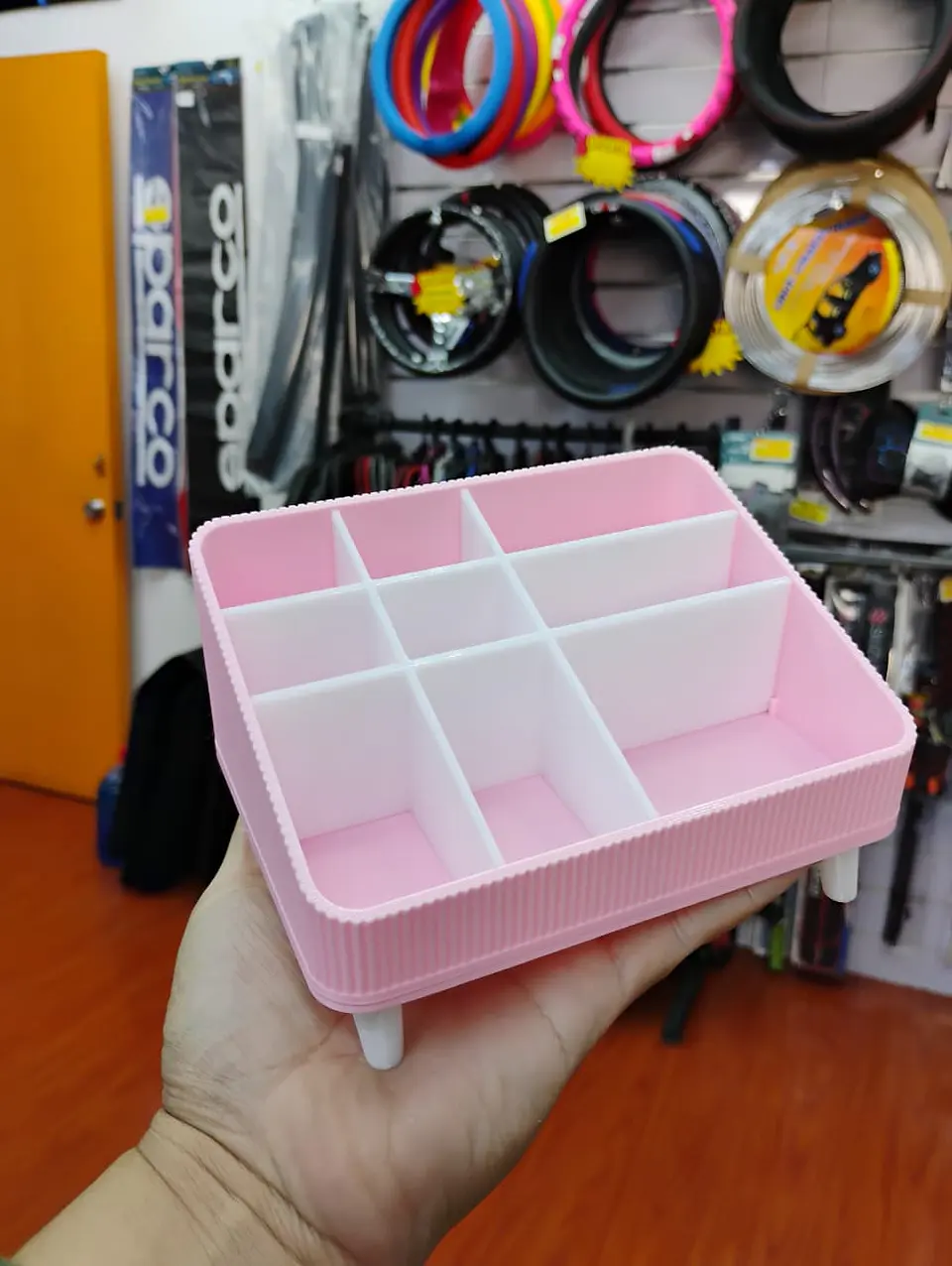 Organizador de plástico con compartimentos, diseñado típicamente 6