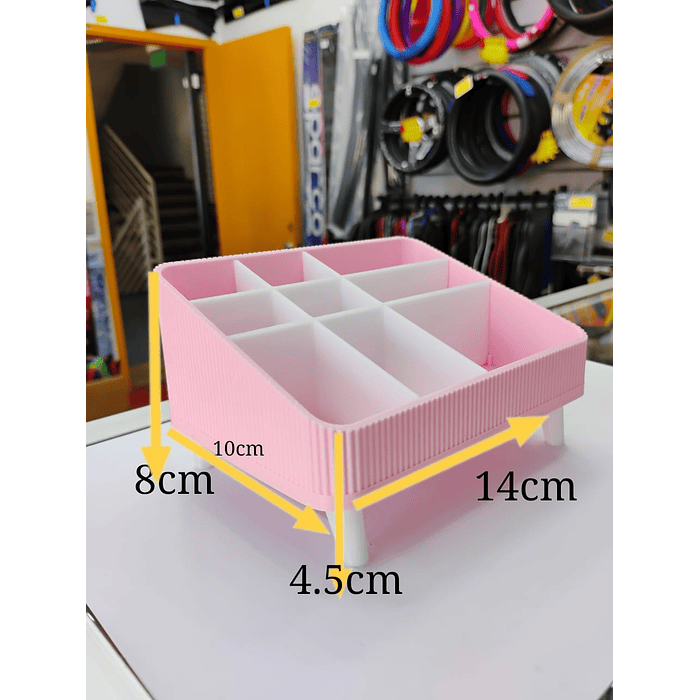Organizador de plástico con compartimentos, diseñado típicamente para cosméticos, maquillaje  Medidas 14cm x 10cm x 8cm x 4.5cm 7