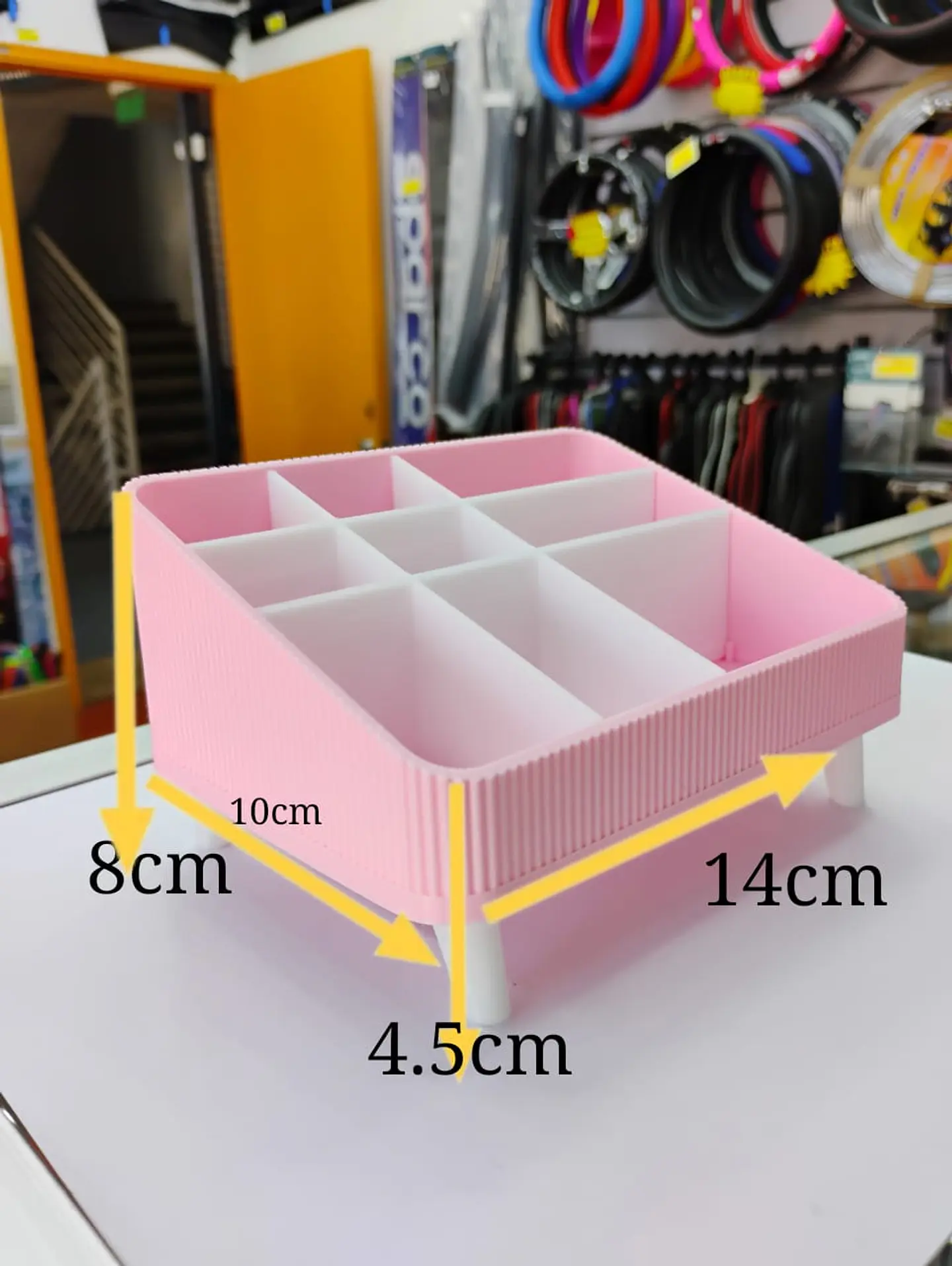 Organizador de plástico con compartimentos, diseñado típicamente 7