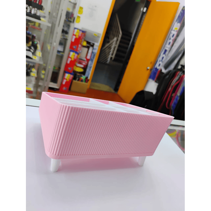 Organizador de plástico con compartimentos, diseñado típicamente para cosméticos, maquillaje  Medidas 14cm x 10cm x 8cm x 4.5cm 8