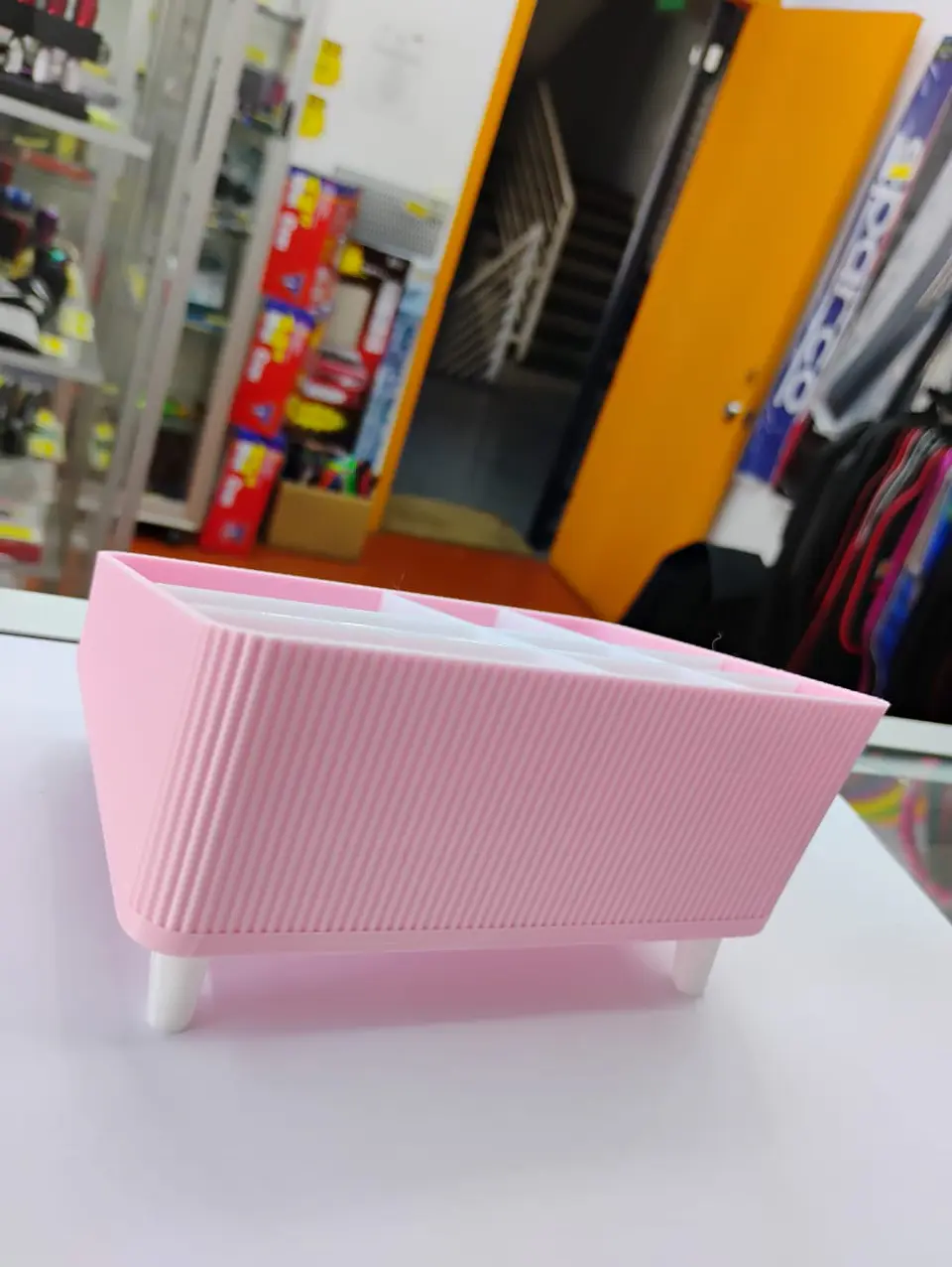 Organizador de plástico con compartimentos, diseñado típicamente 8