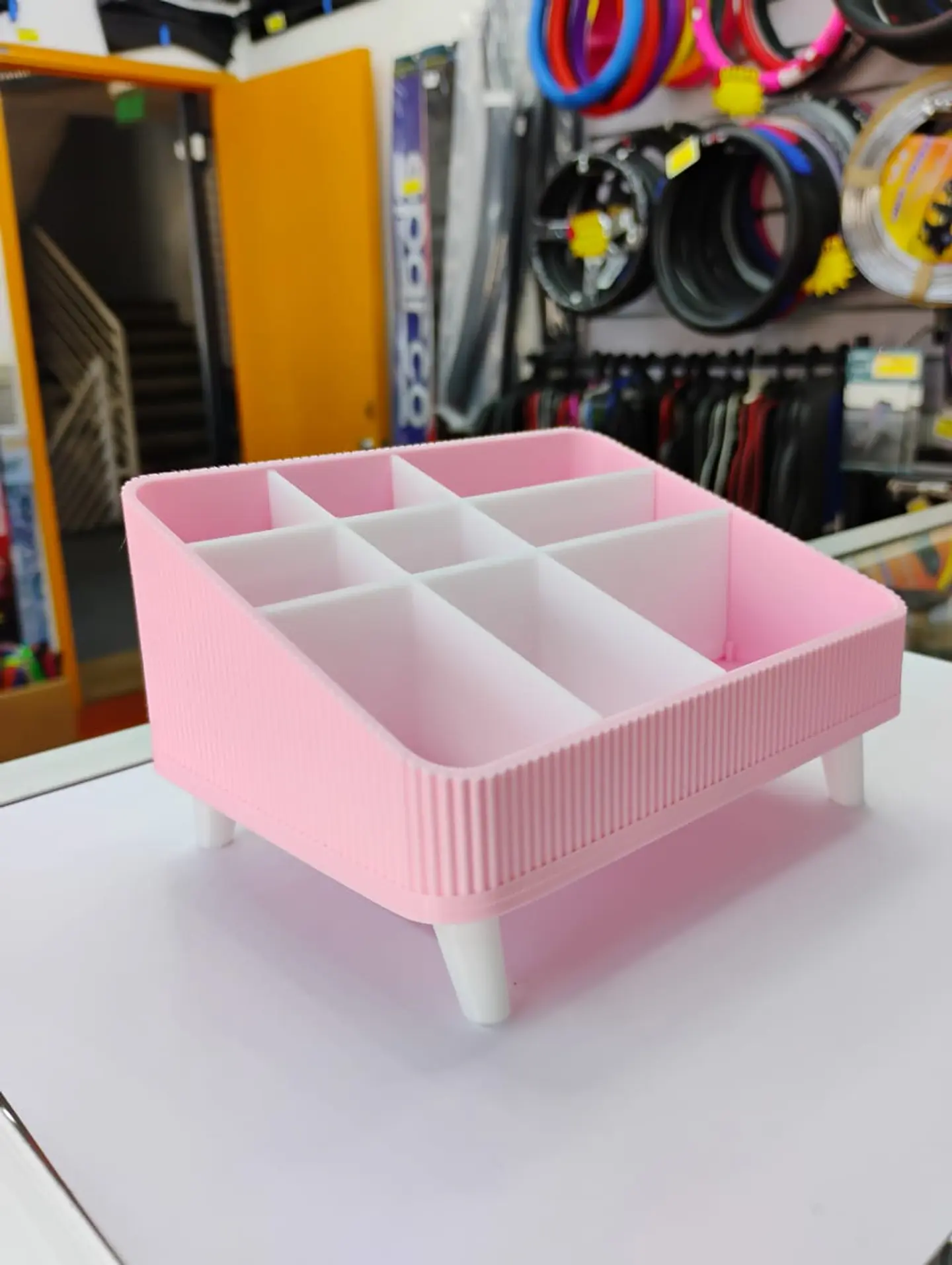 Organizador de plástico con compartimentos, diseñado típicamente 9