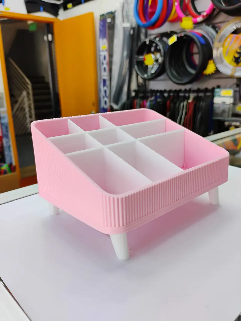 Organizador de plástico con compartimentos, diseñado típicamente 9