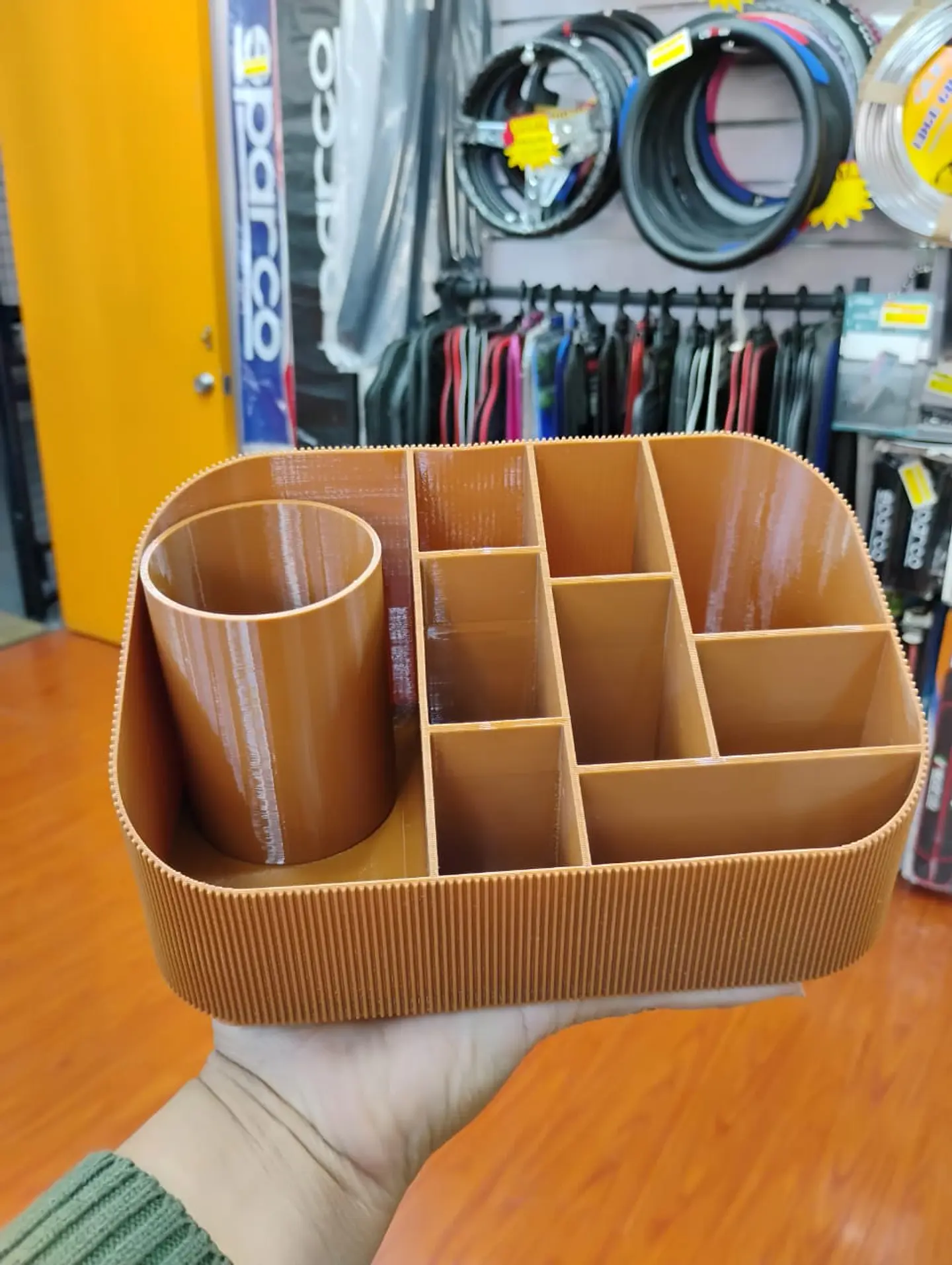 Organizador de escritorio o maquillaje con un acanalado moderno 2