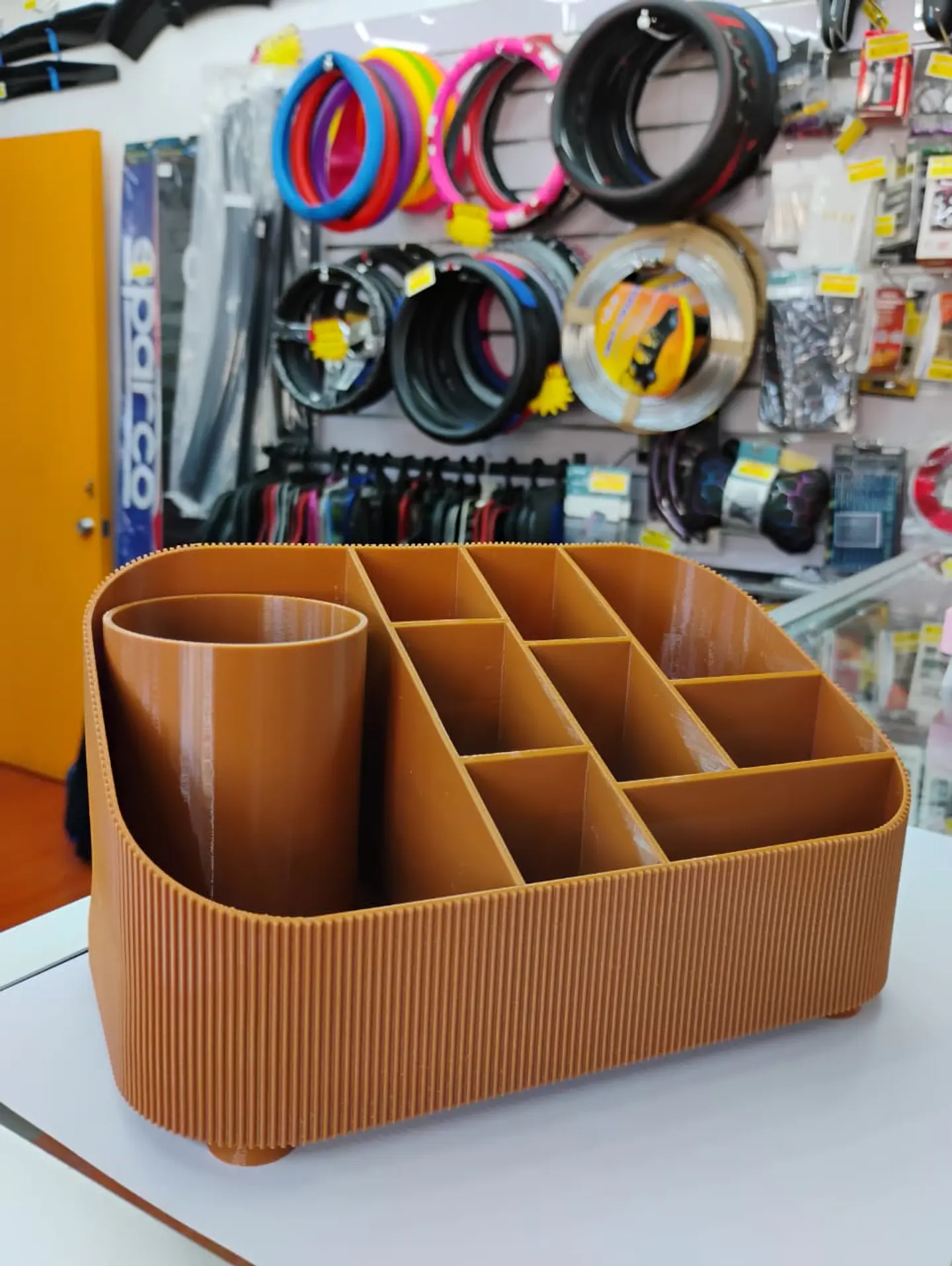 Organizador de escritorio o maquillaje con un acanalado moderno 3