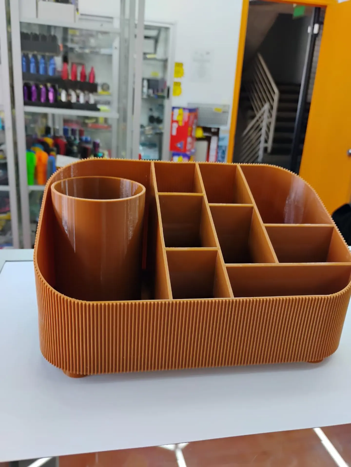 Organizador de escritorio o maquillaje con un acanalado moderno 9