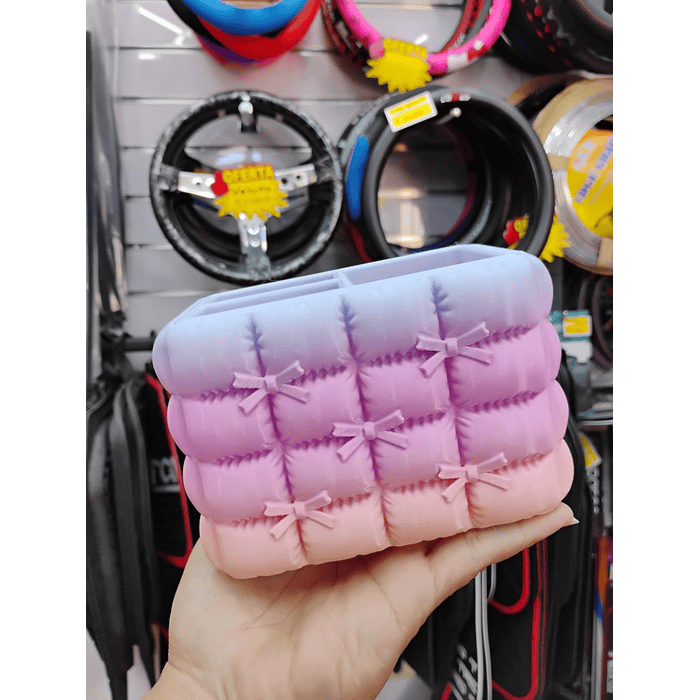 Organizador De Brochas Maquillaje Coquette Acolchado medidas 13.5cm x 9cm x 8.5cm 8