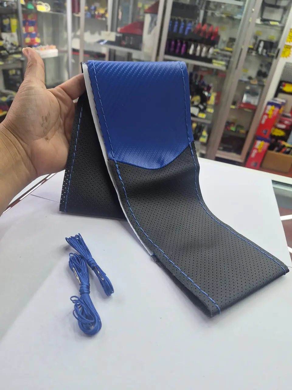 Forro volante hilo carbono azul cuero mate 2