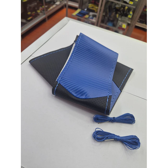 Funda Protectora para Volante diseño carbono azul con negro hilo azul 3