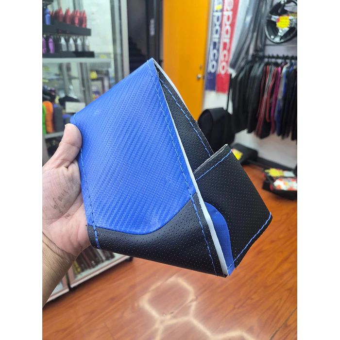 Funda Protectora para Volante diseño carbono azul con negro hilo azul 4