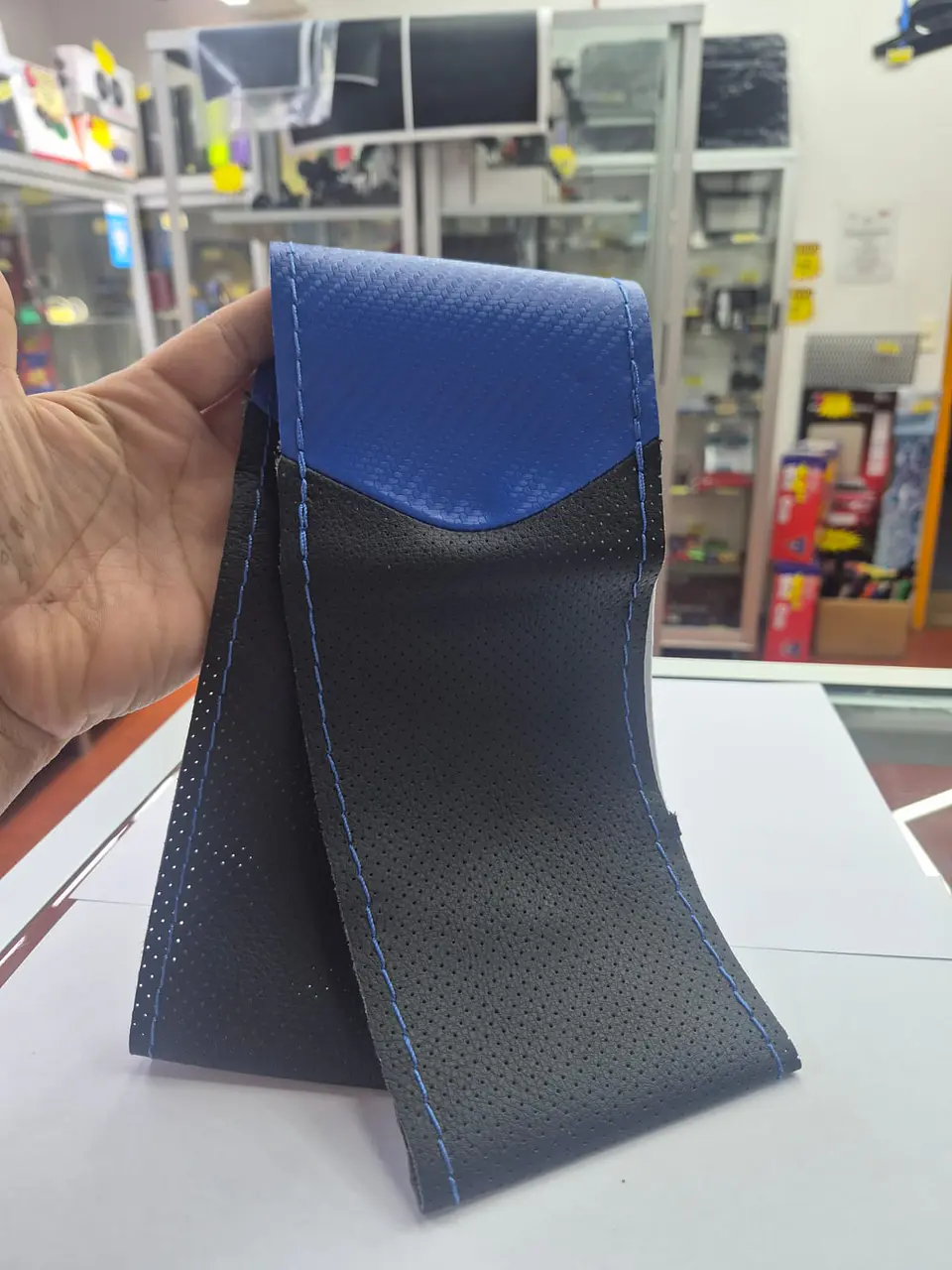 Forro volante hilo carbono azul cuero mate 6