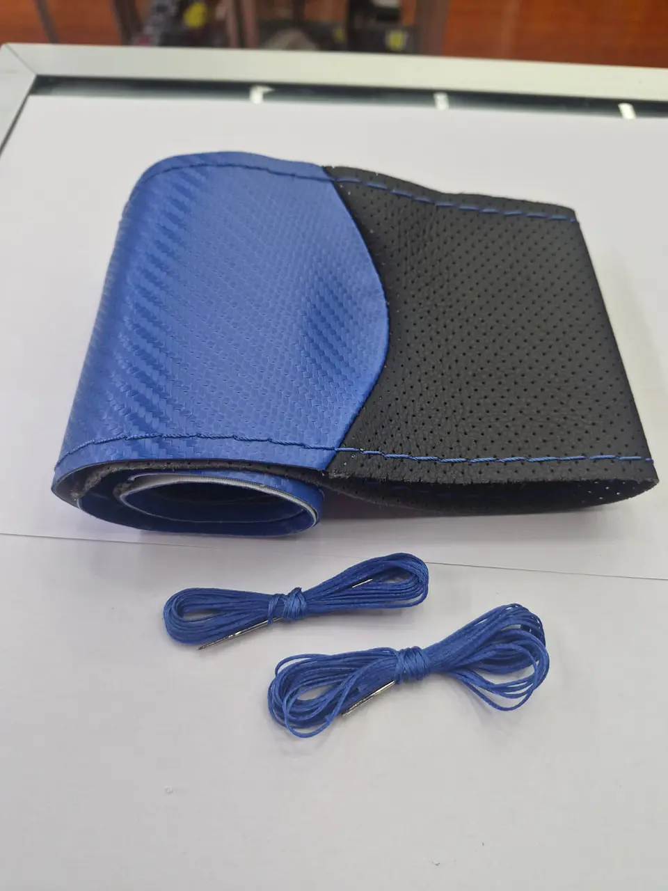 Forro volante hilo carbono azul cuero mate 8