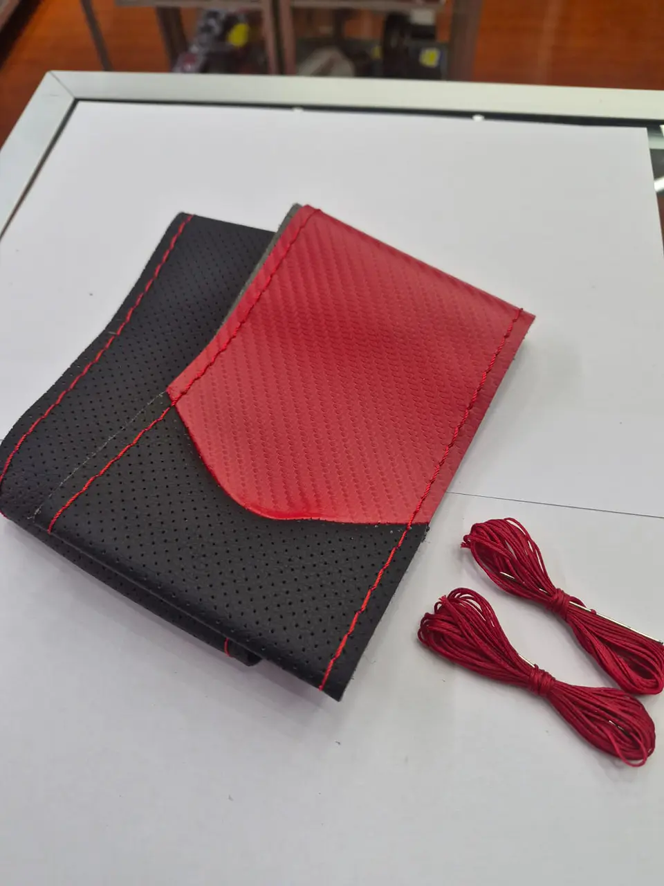 Forro volante hilo carbono rojo cuero mate 2