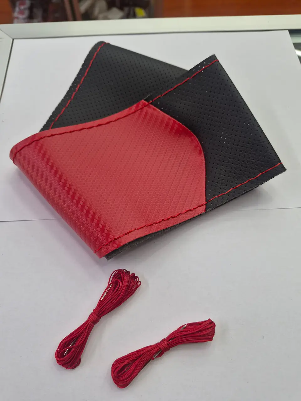 Forro volante hilo carbono rojo cuero mate 4