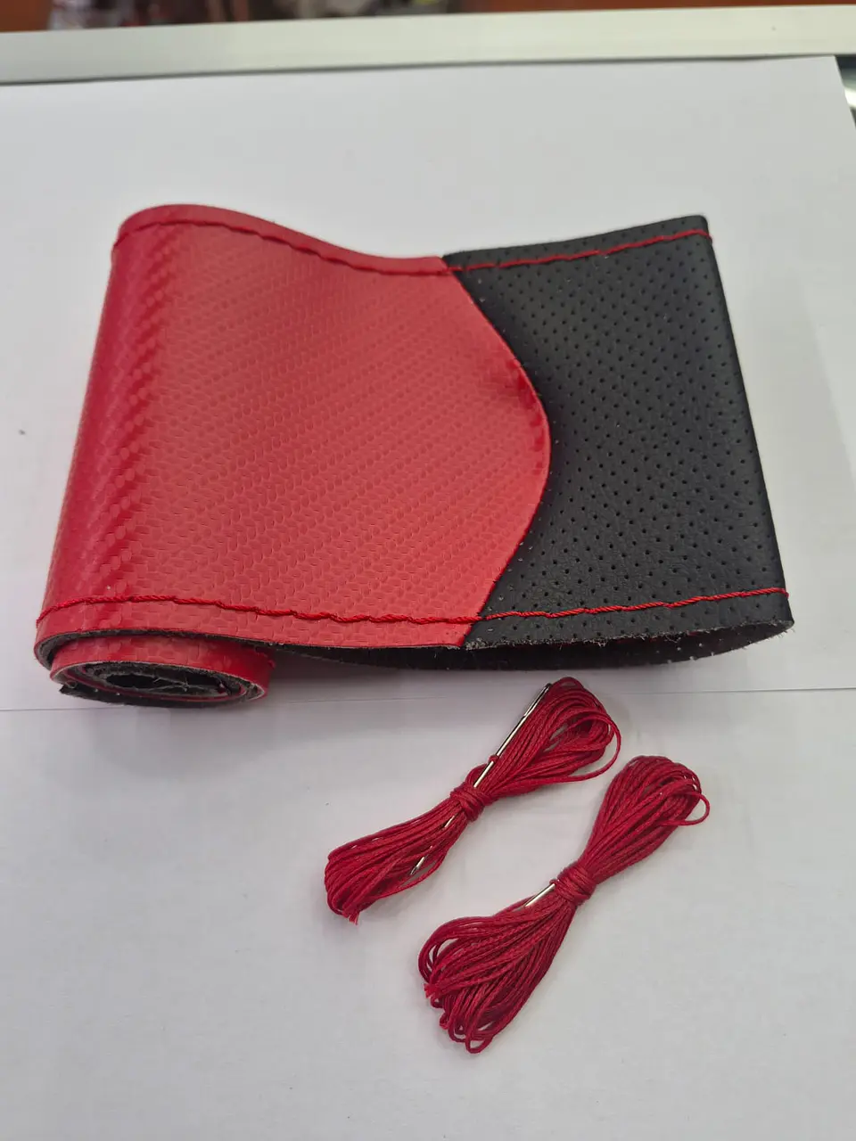 Forro volante hilo carbono rojo cuero mate 1
