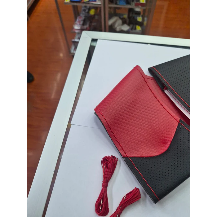 Funda Protectora para Volante diseño carbono rojo con negro hilo rojo 5