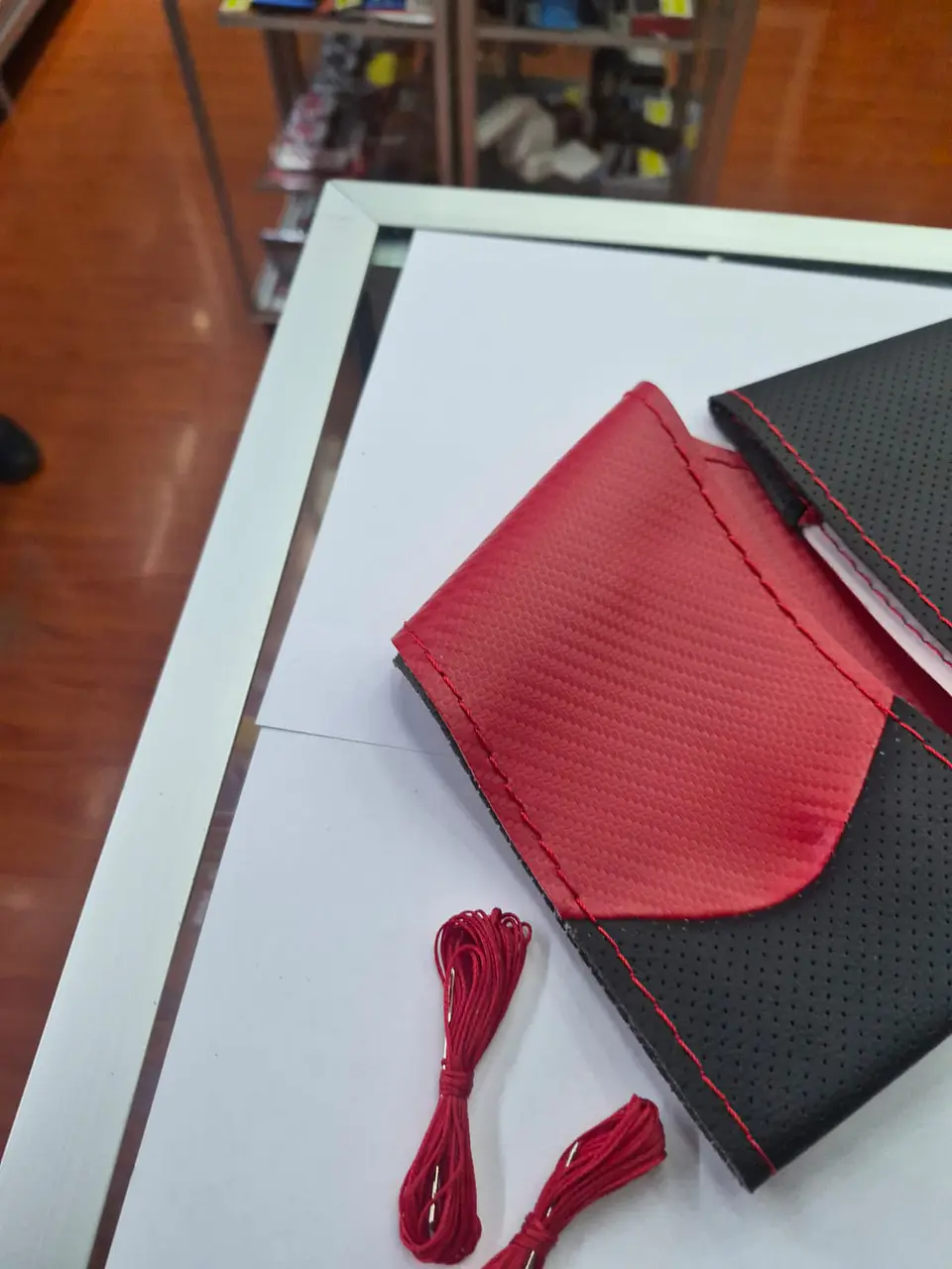 Forro volante hilo carbono rojo cuero mate 5