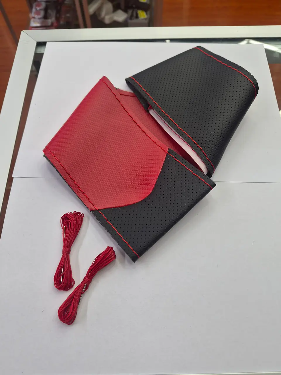 Forro volante hilo carbono rojo cuero mate 6