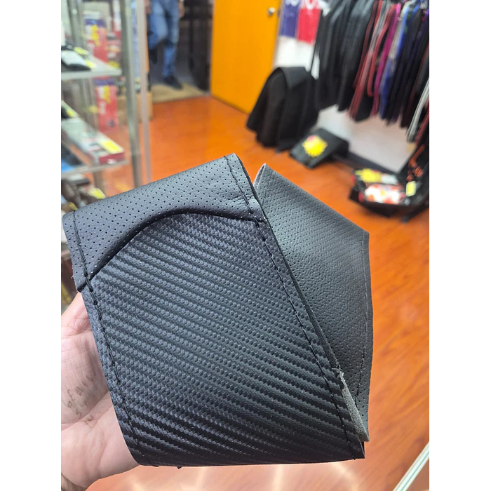 Funda Protectora para Volante diseño carbono ecocuero hilo negro 7