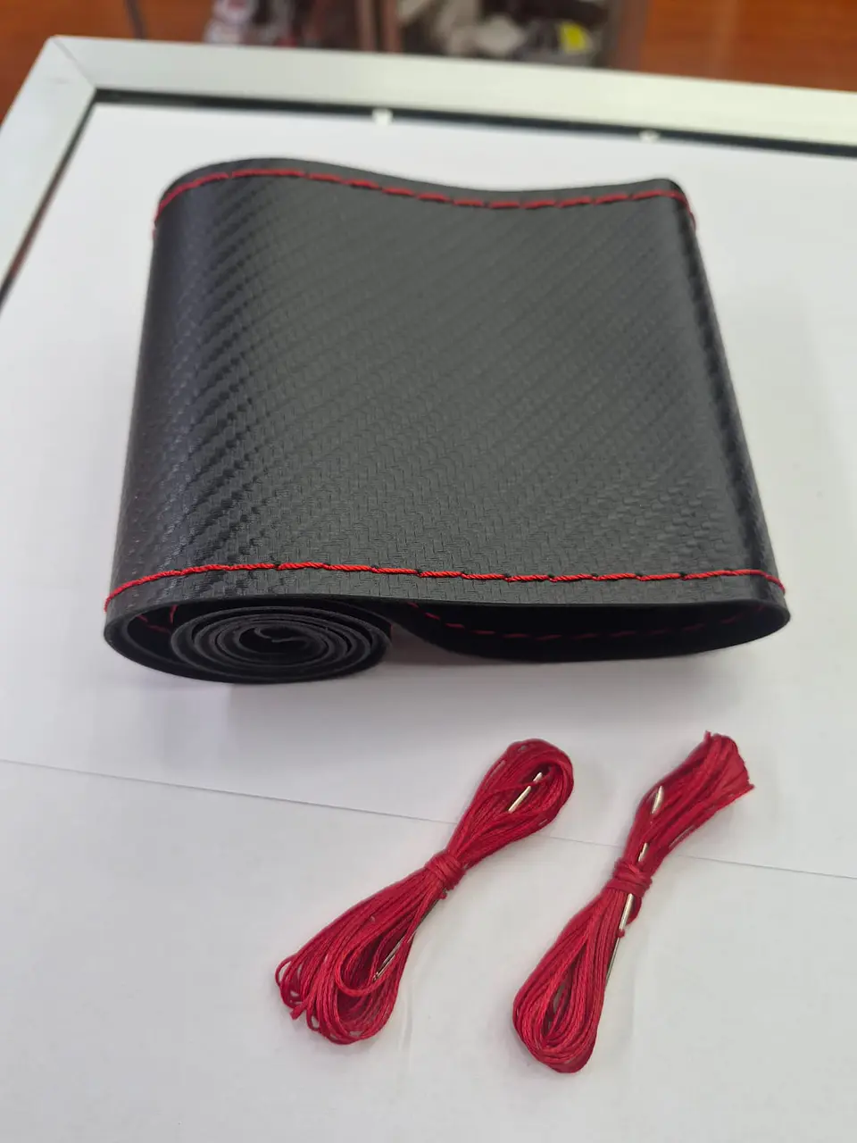Forro volante cosido hilo rojo carbono 5