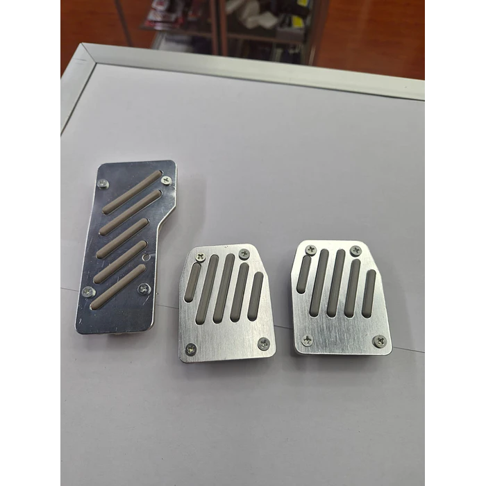 Set Cubre Pedales Deportivo 3 Piezas - Aluminio y Goma - Universal para Autos Manuales plata con líneas en gris  1